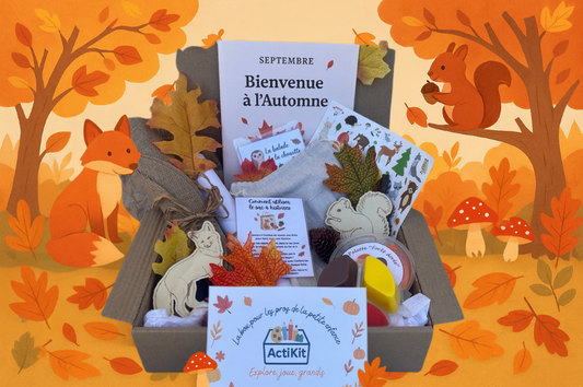 Bannière automnale illustrée avec renard, écureuil, arbres, feuilles orange. Au centre, photo de la box ActiKit « Bienvenue à l’automne » : matériel fourni, fiches et décorations saisonnières pour assistantes maternelles.