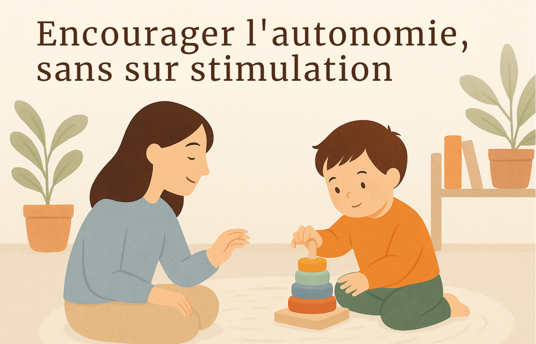 Illustration douce d’un enfant qui joue en autonomie avec un empileur, accompagné d’un adulte observant sans intervenir, représentant le thème “Encourager l’autonomie sans sur stimulation”.